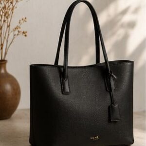 Uma Mala Tote elegante e intemporal, concebida para acompanhar o quotidiano com sofisticação. Produzida artesanalmente em pele genuína premium de grão natural, destaca-se pelas linhas minimalistas, interior espaçoso e acabamentos delicados feitos à mão.